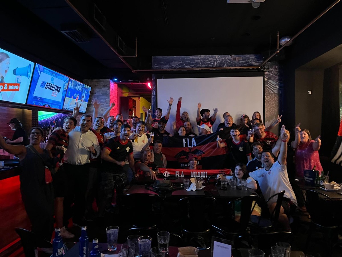 A comunidade rubro-negra da Fla Miami reunida para assistir ao Flamengo