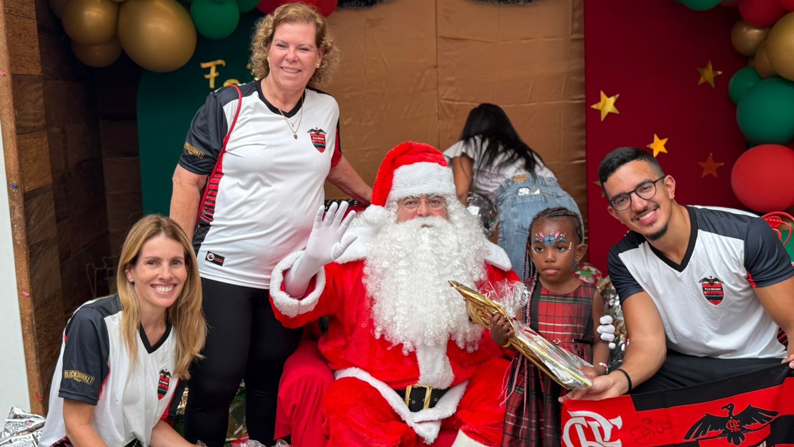 Representantes da Fla Miami com Papai Noel na celebração de Natal de 2025