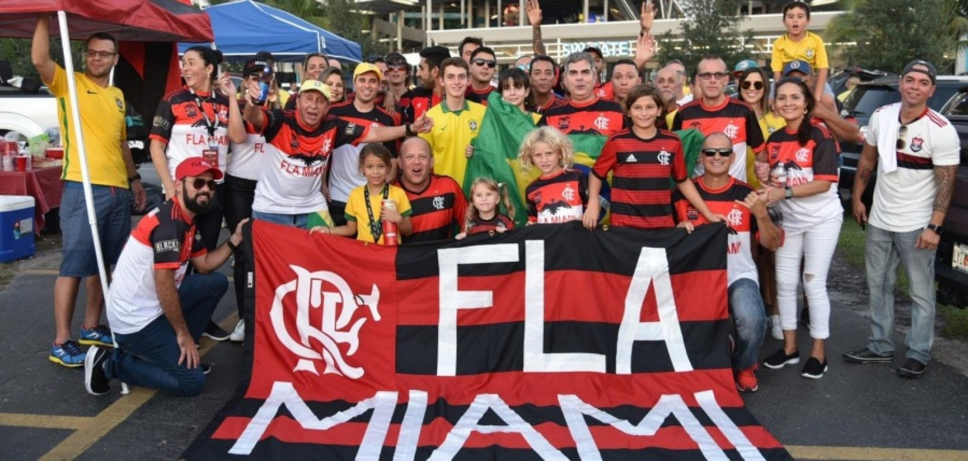 Torcedores da Fla Miami reunidos em vermelho e preto